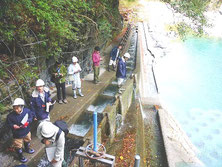 魚道の点検を行っている様子2