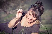 Photo dans la nature de l'artiste Caroline SIMON peintre en Savoie 