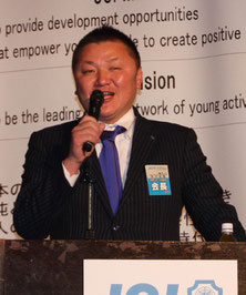 講壇に立たれる京都ブロック協議会の張本会長