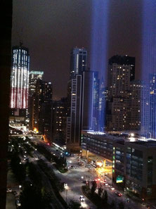 10周年の光のツインタワーとアメリカ国旗の三色でライトアップされたワン・ワールド・トレード・センター。ライトは屋上駐車場に設置されているのです。