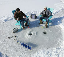 Eisangeln auf dem Simojärvi