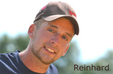 Reinhard Hochreiter ist Reining-Trainer. Er bietet Beritt, Kurse, Unterricht und die Vorstellung von Reining-Pferden auf Turnieren.