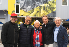 Foto vor den neuen LX Studios in Elixhausen, wo auf 1400 m² ein Zentrum für Foto-, Videoproduktion und Gastronomiekonzepte entstanden ist.