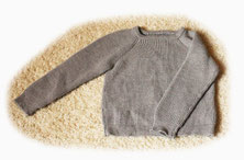 Wollpullover gestrickt von ritsch-ratsch mit schmalem Kragen und somit auch für Babys geeignet