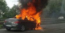 Voiture en feu, file de gauche d'une autoroute 