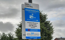 Schild auf dem Parkplatz