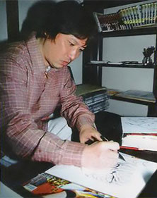 Kurumada dibujando a Ikki en uno de sus autógrafos.