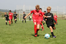 Julius Becker im Zweikampf um den Ball. Foto: Dirk Hantrop