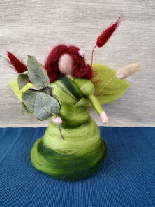 Handgefertigte Herbstfee aus feiner Märchenwolle – natürliche Filzkunst für Jahreszeitentisch, Herbstdekoration und liebevolles Geschenk.