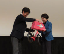 ”聴覚障害教育支援NPO法人言葉の森くるめ”の山﨑理事長へランニングバイクとヘルメットを寄贈