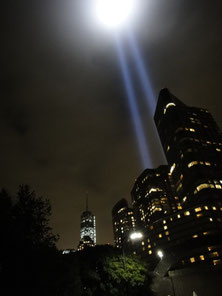 昨年の光のツインタワーと完成間近のワン・ワールド・トレード・センター