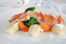 Filetto di salmerino della Val Passiria arrosto in mantello di Speck - Mousse di Speck su croccanti panini - Dorfnerhof Restaurant Ristorante Montan Montagna Gourmet Südtirol Alto Adige