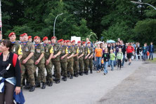 Militäreinheiten und zivile Teilnehmer und Gruppen marschieren gemeinsam