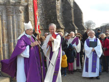 Mgr Dognin, quelques instants avant d'ouvrir la porte sainte de ND de Kernitron