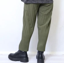 【今週の感謝価格】  ランダムプリーツパンツ  フォーユー価格　1,380円(税込) カーキと黒の2色です   