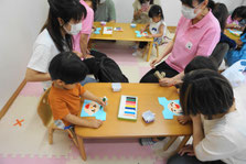 ファミリーデイで製作をする親子と先生