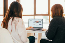 Zwei Personen am Laptop bei der Analyse von Betriebsdaten – Dokumentationsprüfung im Umweltmanagement