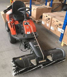 Husqvarna Rider mit Kehrbürste im Lager