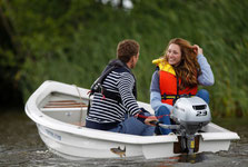 Freizeitboot mit zwei personen