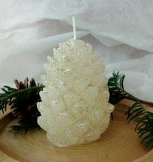 tannenbaum-kerze mit goldglimmer