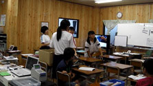 さあ、引越しスタート。みんなで3Fの机を1階に運び出します。
