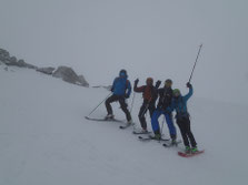 Quelques heures plus tard, toute l'équipe au Col d'Argentière dans le mauvais temps