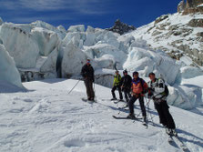 L'équipe se ballade au coeur du glacier