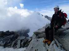 Assis au sommet, le Mt-Blanc et ses nuages