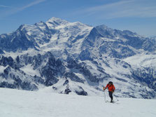 Gilles s'arrache dans les derniers mètres sous le sommet. Le Roi Mt-Blanc au fond