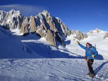 Sur fond de Vallée Blanche et Aig du Midi, raquettes aux pieds, Audrey vous salue !