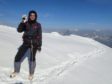 Gérard au sommet du Lyskaam ouest. Plus loin, Cervin et Dent Blanche fument