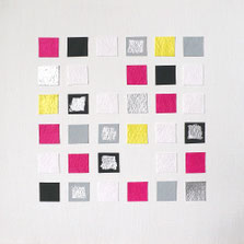 "Momente 4" Büttenpapierelemente in Weiß, Schwarz, Grau, Silber und Blau auf weißer Leinwand, ca. 20 x 20 x 3,5 cm, Acrylmisch-/Collagetechnik