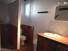 Bathroom, bungalow No.6 – shower, washbasin, WC, towels and bath mat provided