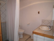 Bathroom of bungalow No.4 – shower, washbasin, towels and bath mat provided