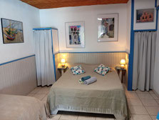 Chambre bungalow n°4 – lit double 140x190, ventilateur rafraîchisseur, draps fournis