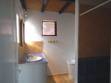 Bathroom, bungalow No.7 – shower, washbasin, WC, towels and bath mat provided