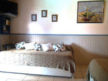 Séjour bungalow n°4 – 2 lits gigognes 90x190, télévision, draps fournis