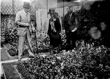 Ellen in der Jury eines Gartenwettbewerbs / 1920er, c) Spetchley Gardens Cheritable Trust