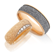 Trauringe mit Brillanten in Rotgold mit Ice Struktur aus der Ehering Kollektion Anniversary von der Goldschmiede OBSESSION in Zürich und Wetzikon