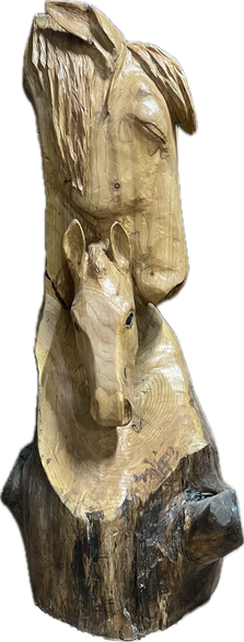 Beeindruckende Kettensägen-Skulptur über Mutterliebe einer detaillierten Stute und ihrem Fohlen von Jessica Hilleke, geschnitzt aus Holz. Stunning chainsaw carving of an mare and foal sculpture by Jessica Hilleke, hand-carved wood art