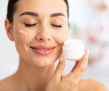 applicazione crema viso skincare sposa