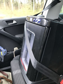 Der mobile Inkubator steht auf dem Beifahrersitz und wird über den Zigarettenanzünder betrieben.