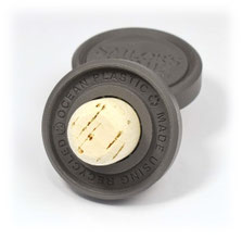 Stopper aus recyceltem Meeres-Plastik auf dem Korken