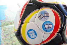 Ein Fußball mit Israel-Aufklebern