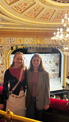 nes (l.) mit Mitpraktikantin Marika in der Oper. (Foto: privat)