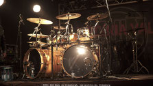 Schlagzeug auf einer Konzertbühne. FOTO: MiO Made in Oldenburg®, www.miofoto.de 