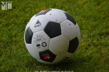 Zweikampf bei einem Fußballspiel,  FOTO: MiO Made in Oldenburg®, www.miofoto.de 