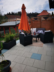 Terrasse umgestalten mit Pflanzen und Lichtern