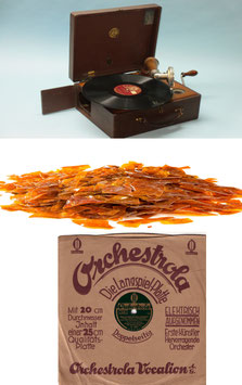 Oben: Schellack-Platte auf Grammophon (Foto: grammophon-bastler.de) / Mitte: Schelllack-Rohmaterial / unten: Schellack-Platte mit Hülle 1929