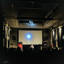 Foto der Krimi-Lesung im Lichtmeßkino Altona